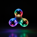 Fidget Spinner LED Colorido girando com luzes acesas